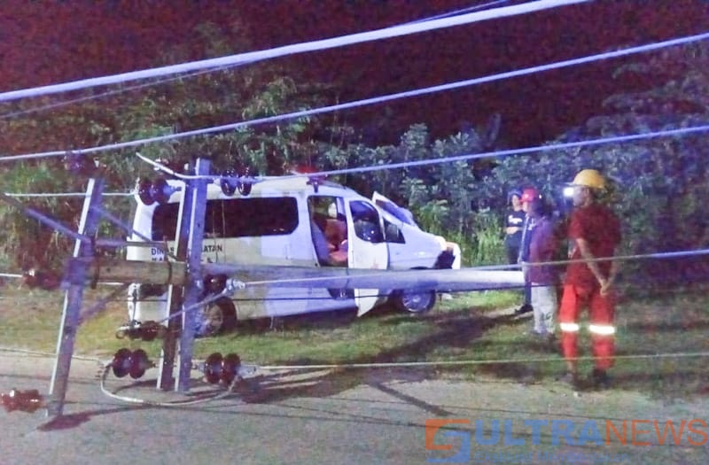 ambulance tabrak tiang listrik