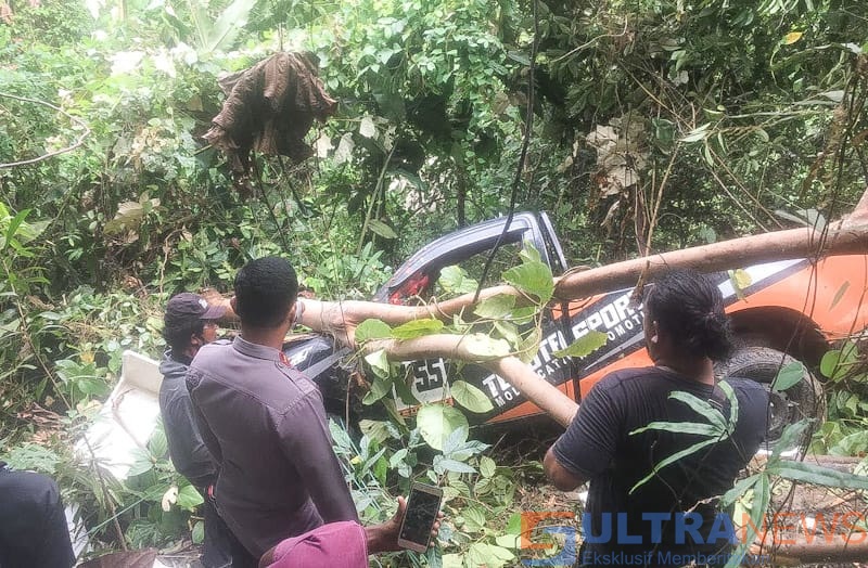 mobil jatuh ke jurang