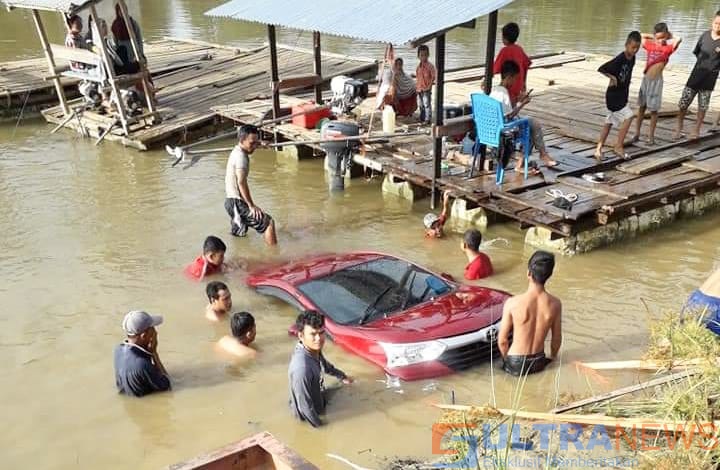 mobil jatuh ke sungai di konawe