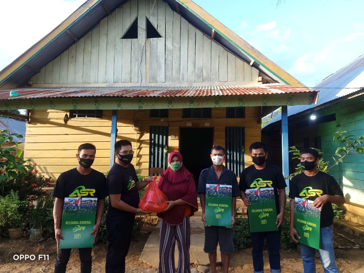 Tak Mau Ketinggalan, Relawan ASR Konut Berbagi Paket Sembako Kepada Lansia