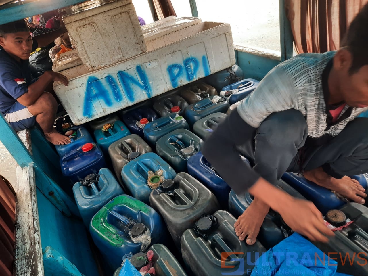Polisi Amankan 1.2 Ton BBM Premium yang Diselundup di Perairan Tanjung Toronipa