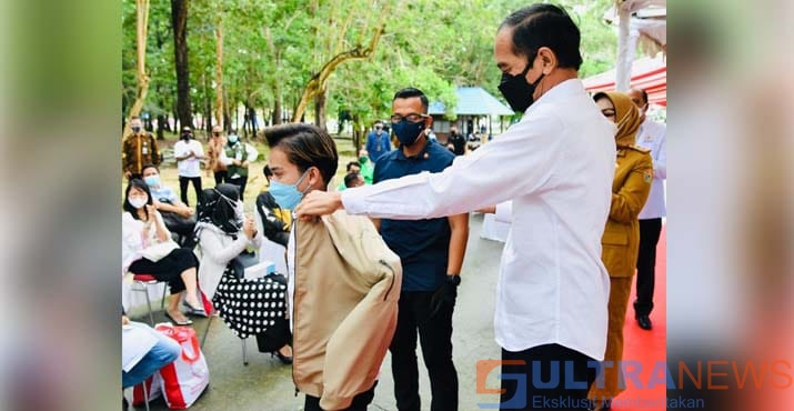 Usai Divaksin, Seorang Pemuda di Kendari Kagum Ketika Presiden Jokowi Memberikan Jaket Miliknya