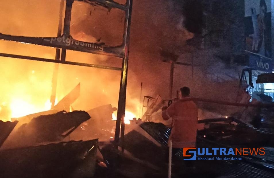 Breaking News: Tujuh Toko di Pasar Baru Kendari Ludes Terbakar