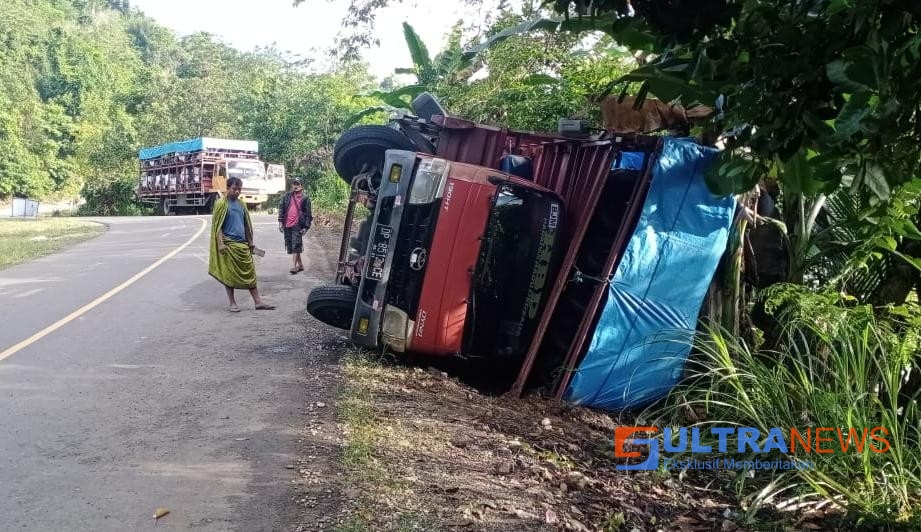 Truk Bermuatan Motor Tujuan Kendari Nyaris Terjun ke Jurang di Kolut