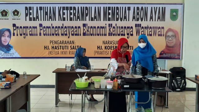 IKWI Riau Hadirkan Praktisi Tata Boga Pada Pelatihan Keterampilan Membuat Abon Ayam