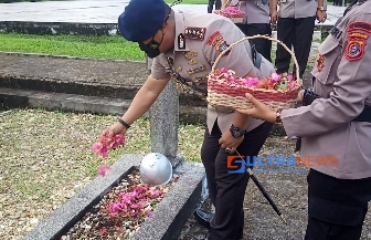Satbrimob Polda Sultra Giat Upacara dan Tabur Bunga di Makam Pahlawan