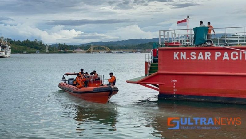Kapal Motor Putra Samudra Karam di Tanjung Toronipa Akibat Cuaca Buruk