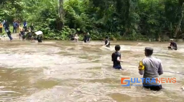 Polisi Selamatkan Warga Ulunggolaka yang Terjebak Banjir di Permandian Air Panas