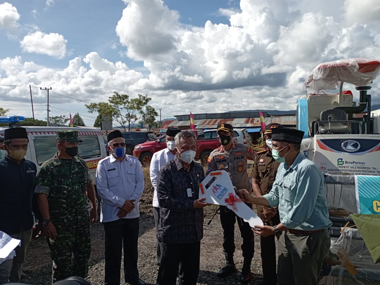 Bupati Lutim Berterimakasih ke PT Vale Indonesia Atas Penyerahan Alat Mesin Combine