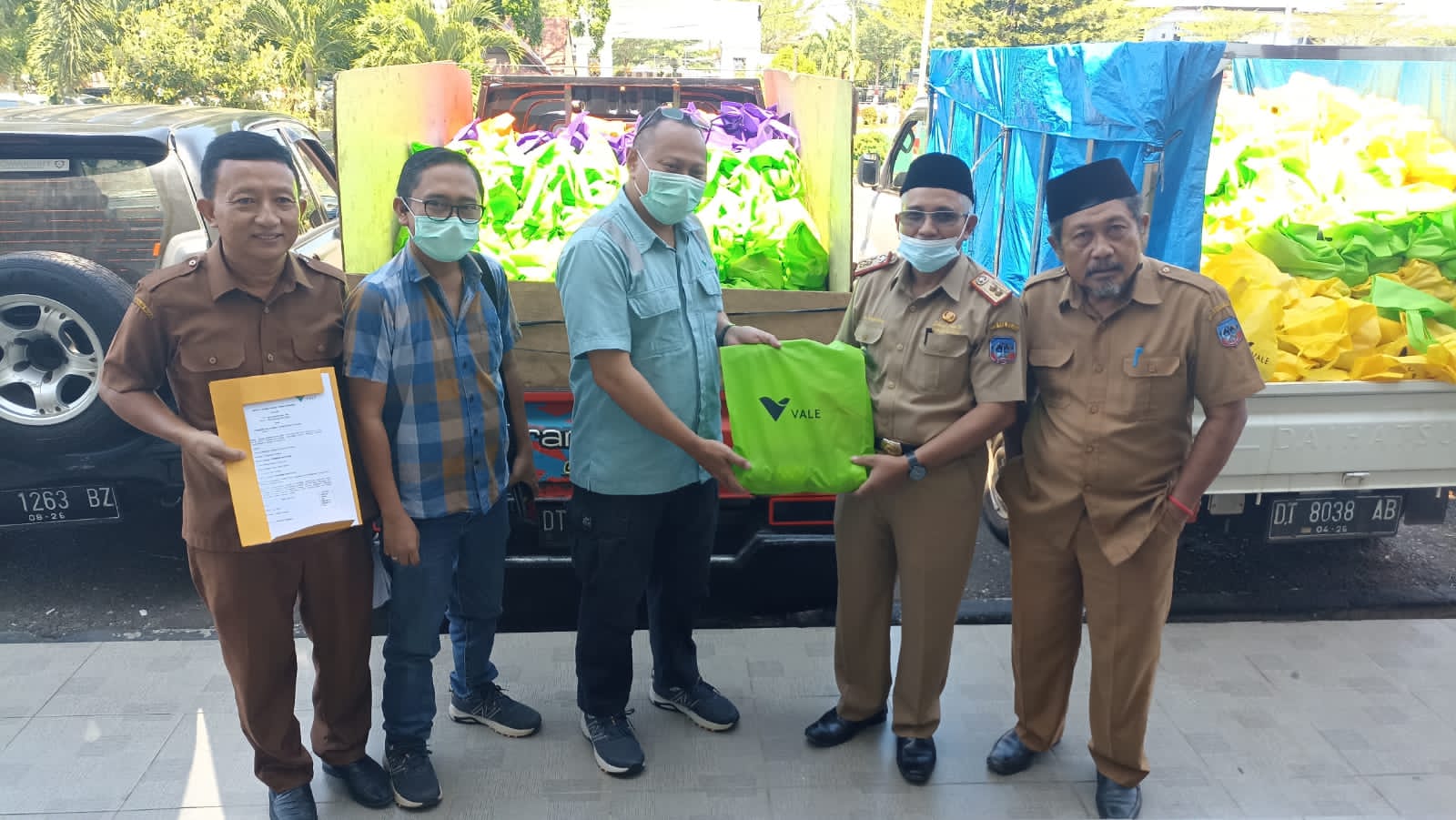 PT Vale Serahkan 1.000 Paket Sembako ke Pemkab Kolaka di Blok Pomalaa