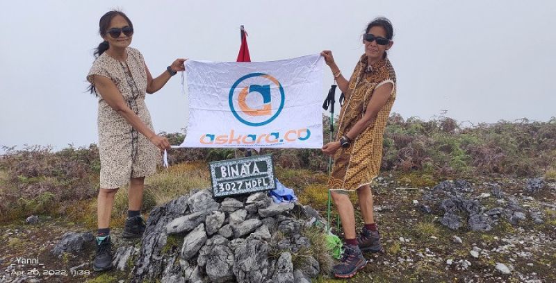 Menajubkan! Dua Wartawati Askara.co Berhasil Taklukan Gunung Tertinggi di Maluku