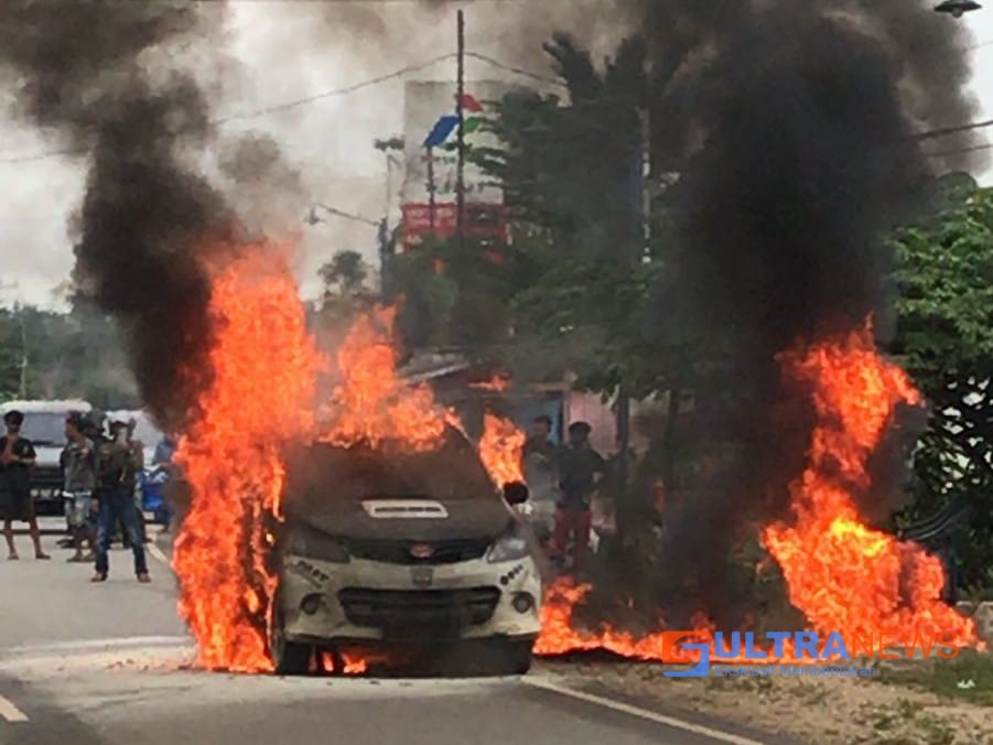 Kronologis Penyebab Mobil Minibus yang Berisikan 15 Jerigen Bensin Pertalite Hangus Terbakar di Konawe