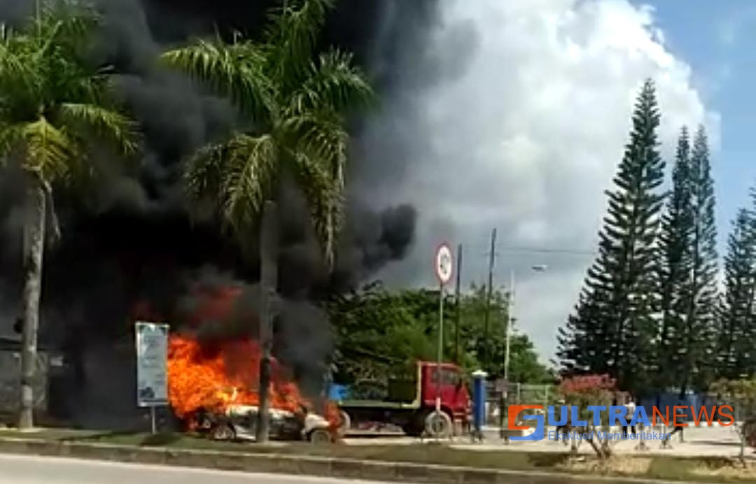 Kebakaran Mobil Minibus di Kendari Kembali Terjadi Saat Mengantri BBM di SPBU