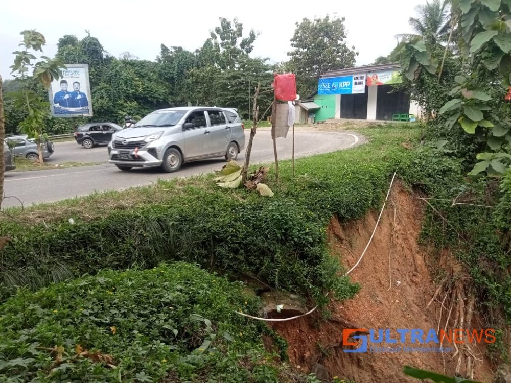 Curah Hujan Meningkat, Akibatkan Tanah Longsor di Jalan Trans Sulawesi Kecamatan Sampara Konawe